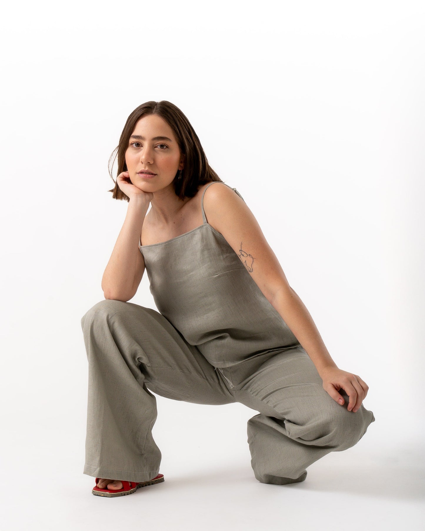 woman wearing Grey linen top