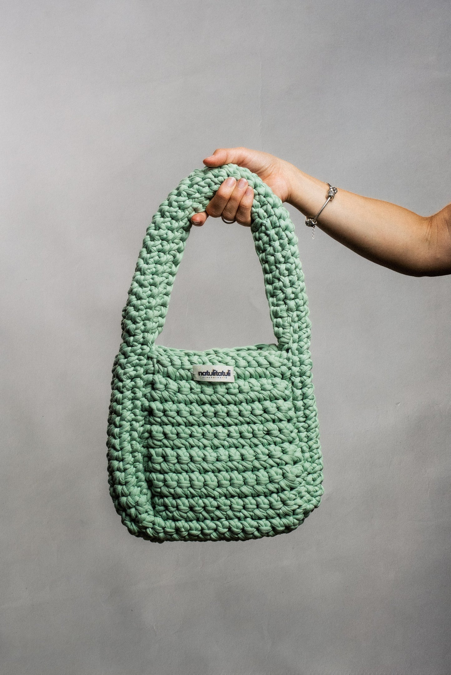 תום דק ירוק בהיר