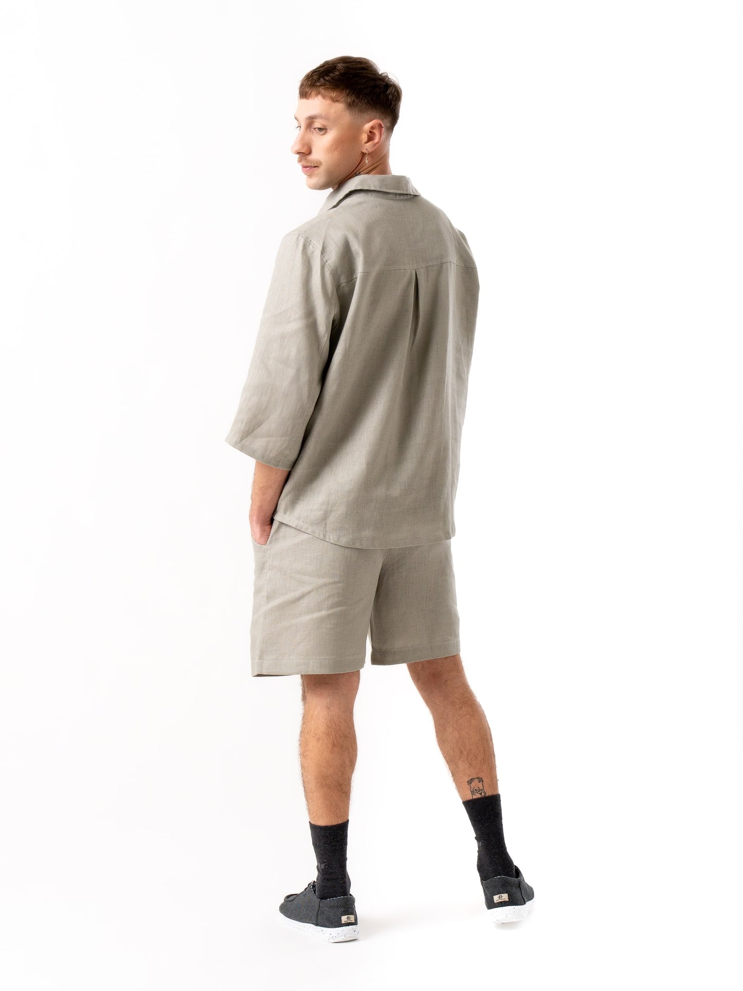 Man wearing high quality linen shorts and shirt in grey