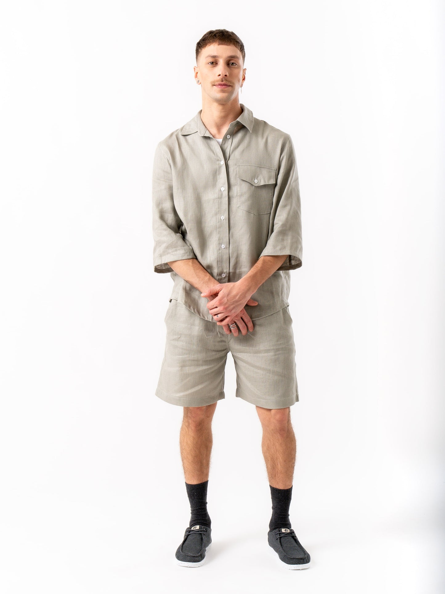 Man wearing high quality linen shorts and shirt in grey