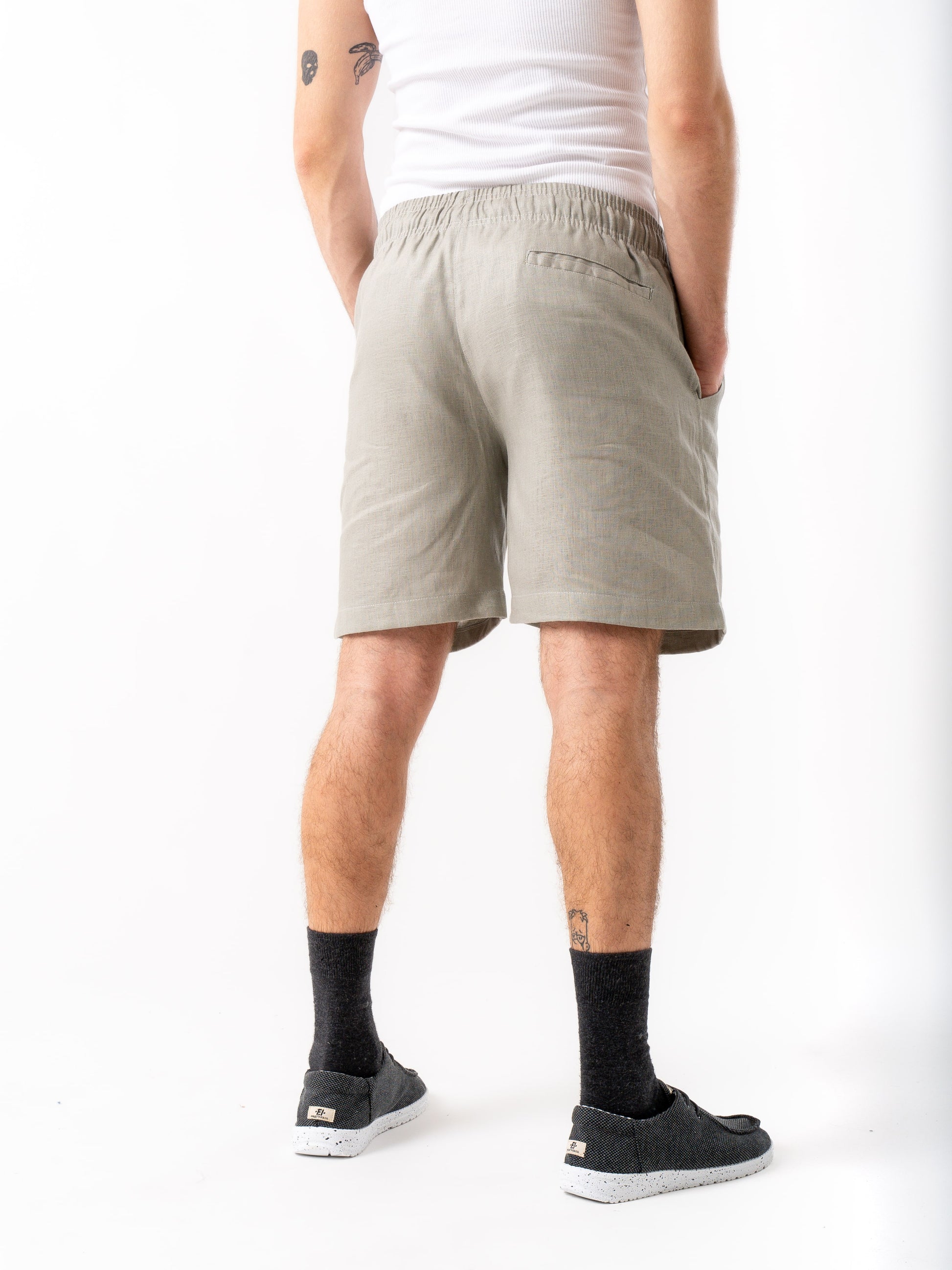 Man wearing high quality linen shorts in grey