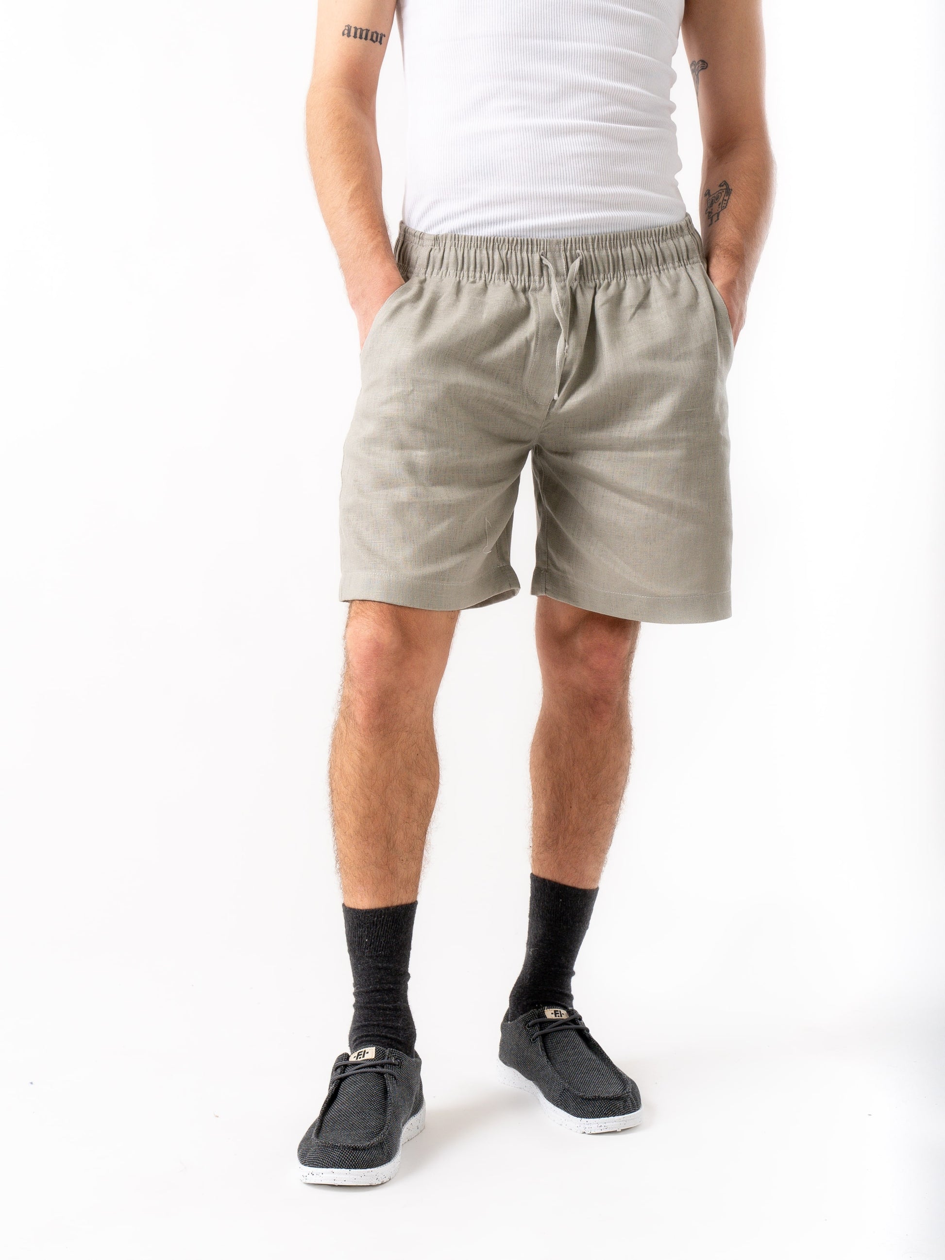 Man wearing high quality linen shorts in grey