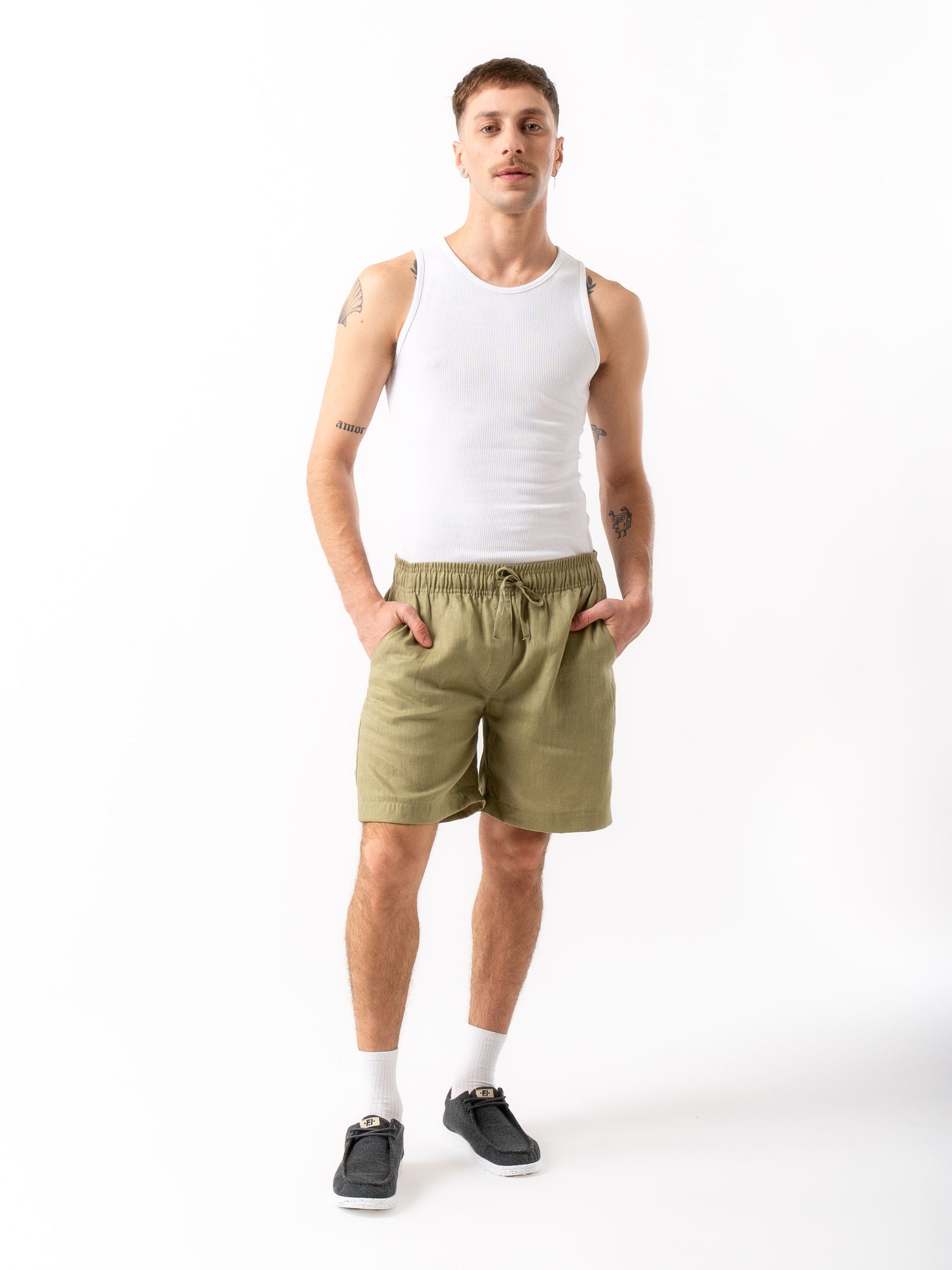 Man wearing high quality linen shorts in olive green