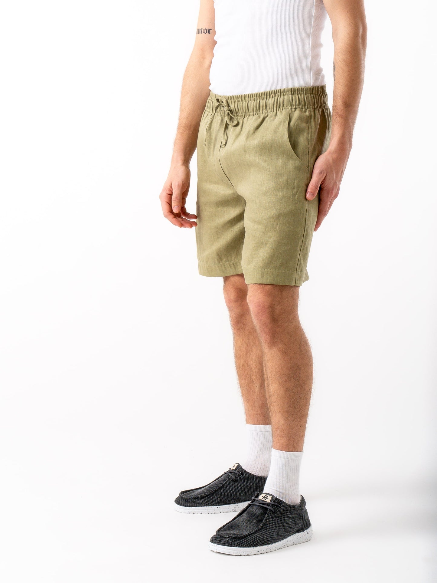 Man wearing high quality linen shorts in olive green