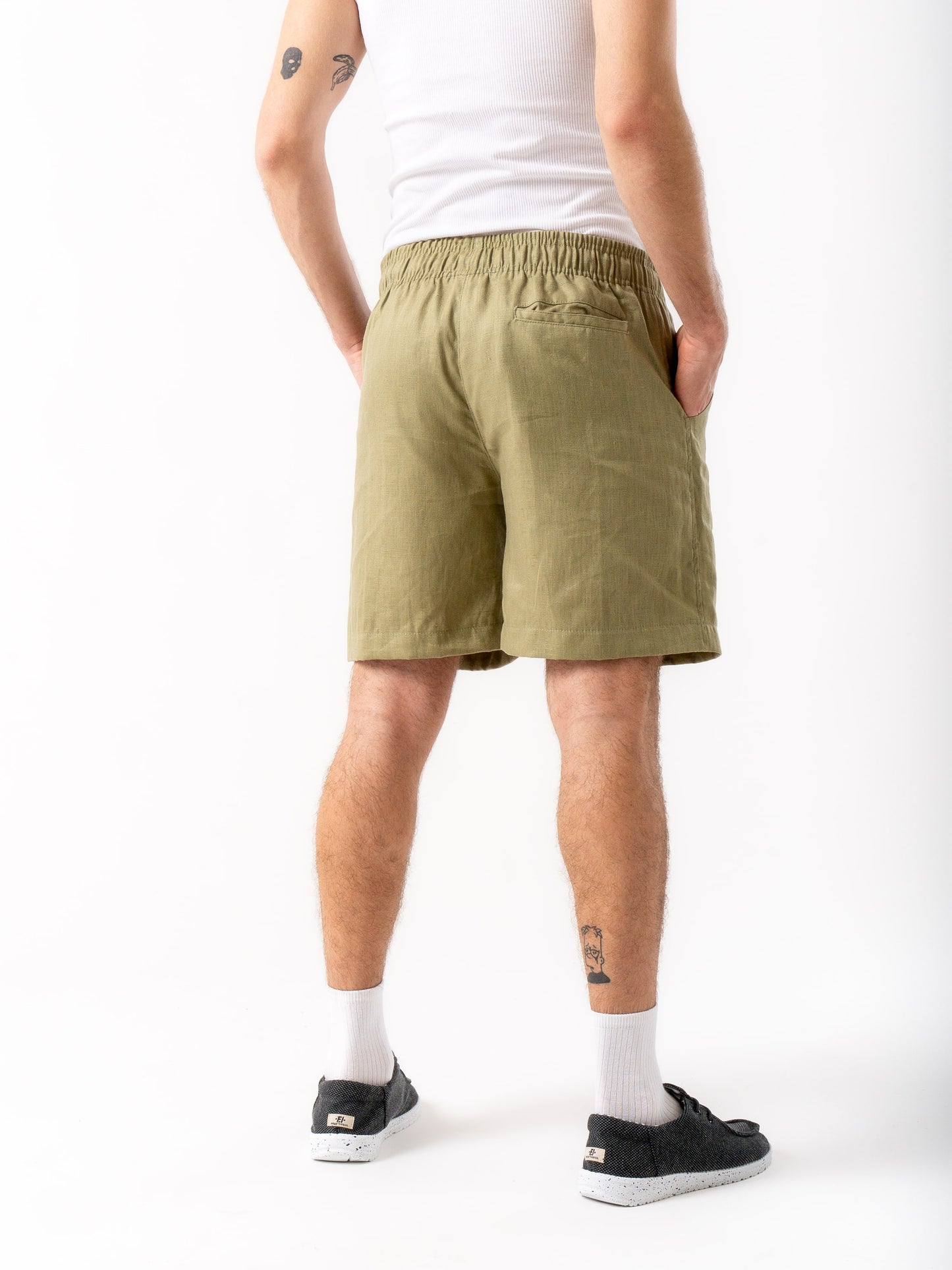 Man wearing high quality linen shorts in olive green