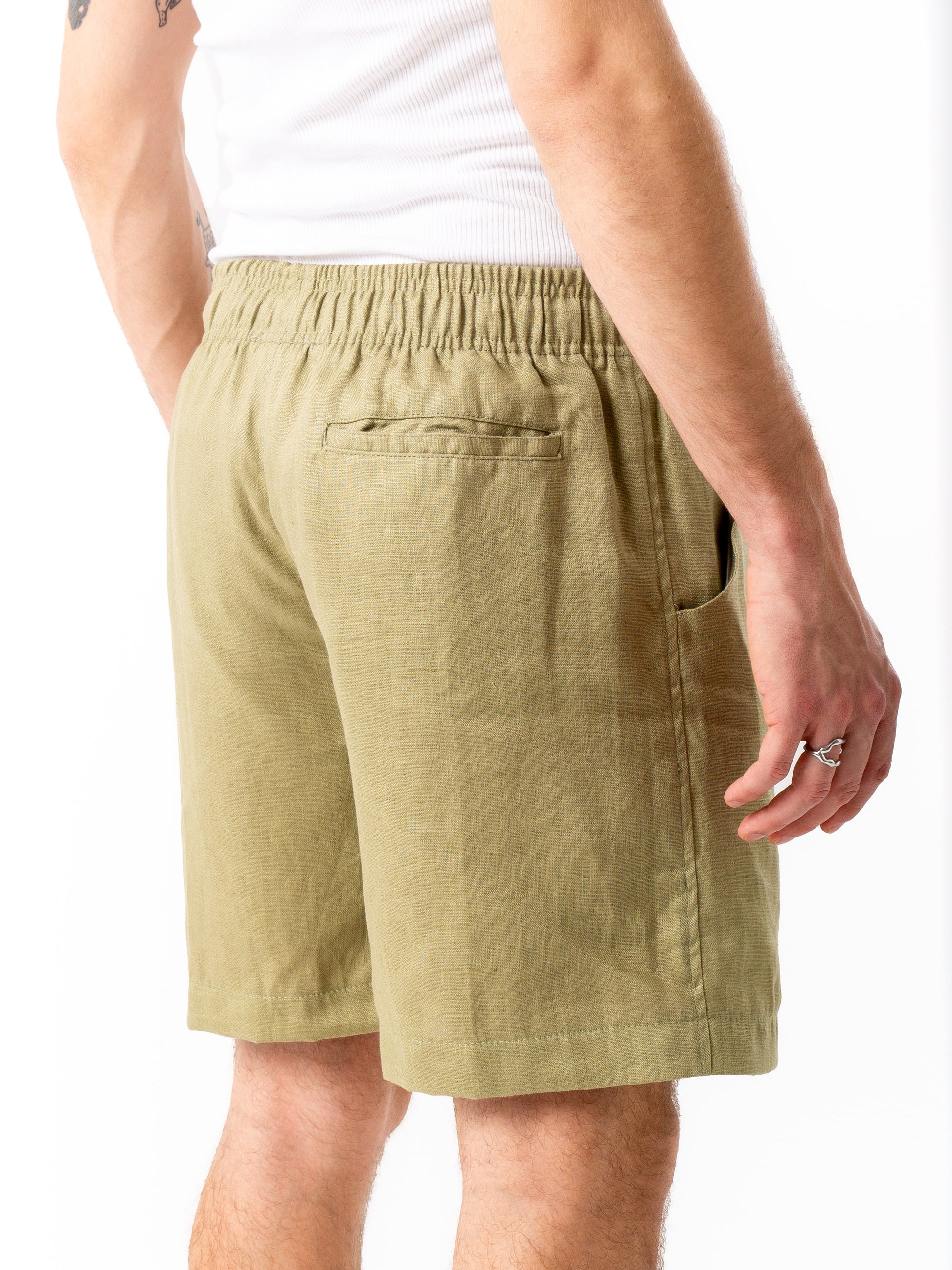 Man wearing high quality linen shorts in olive green