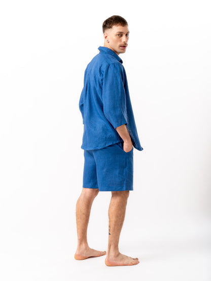 Man wearing high quality linen shorts in blue