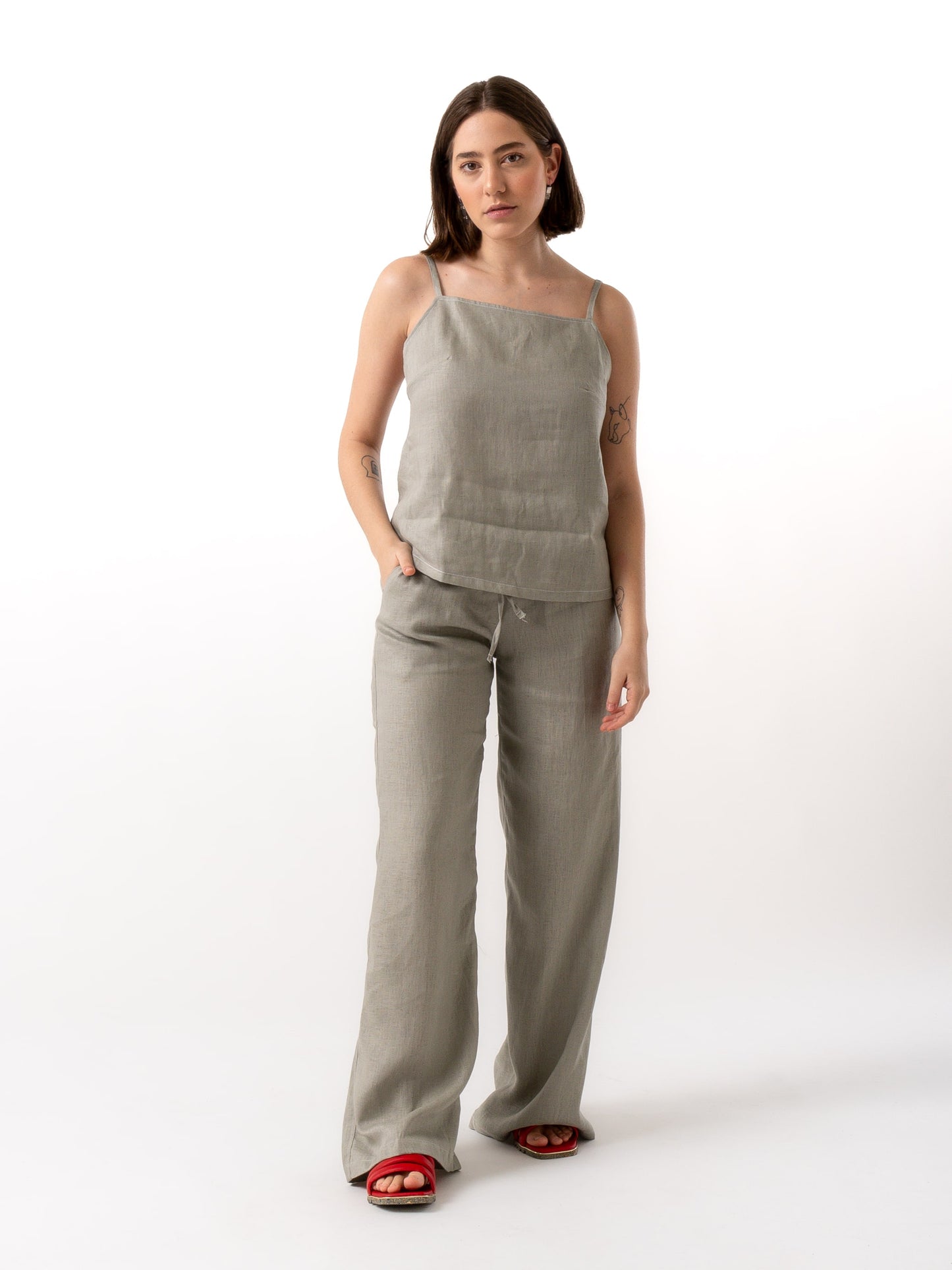 woman wearing Grey linen top