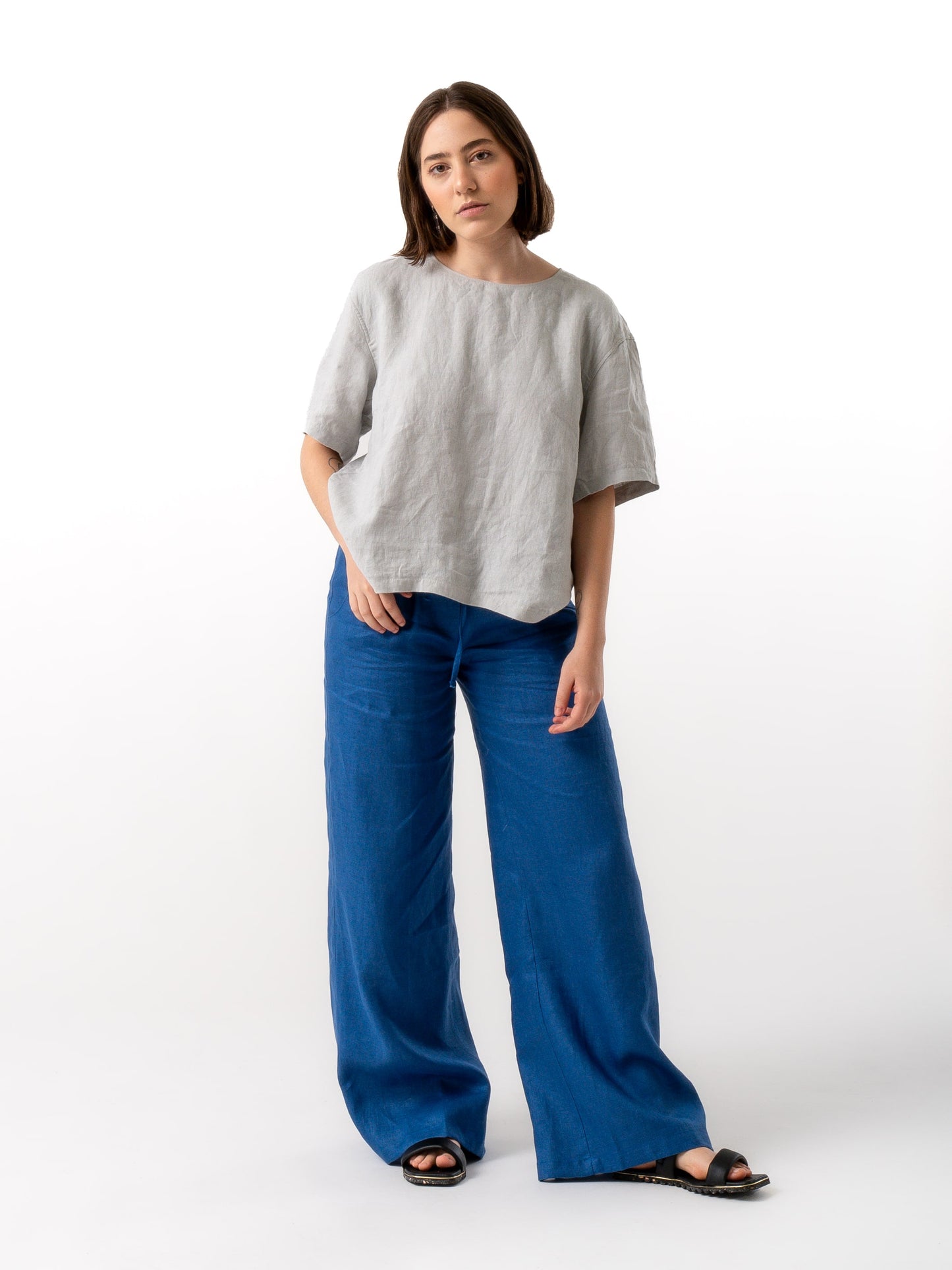 woman wearing blue linen pants