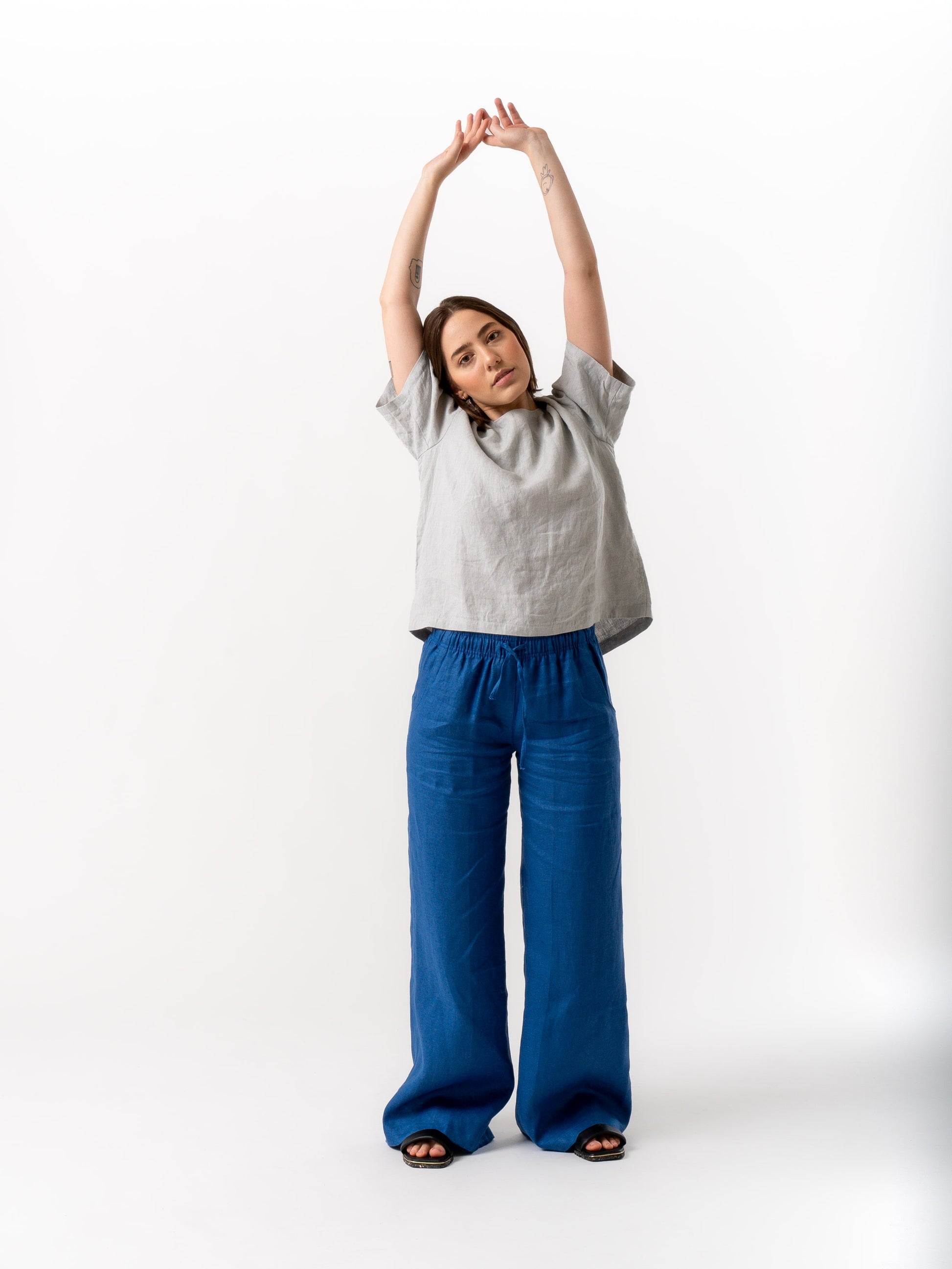 woman wearing blue linen pants