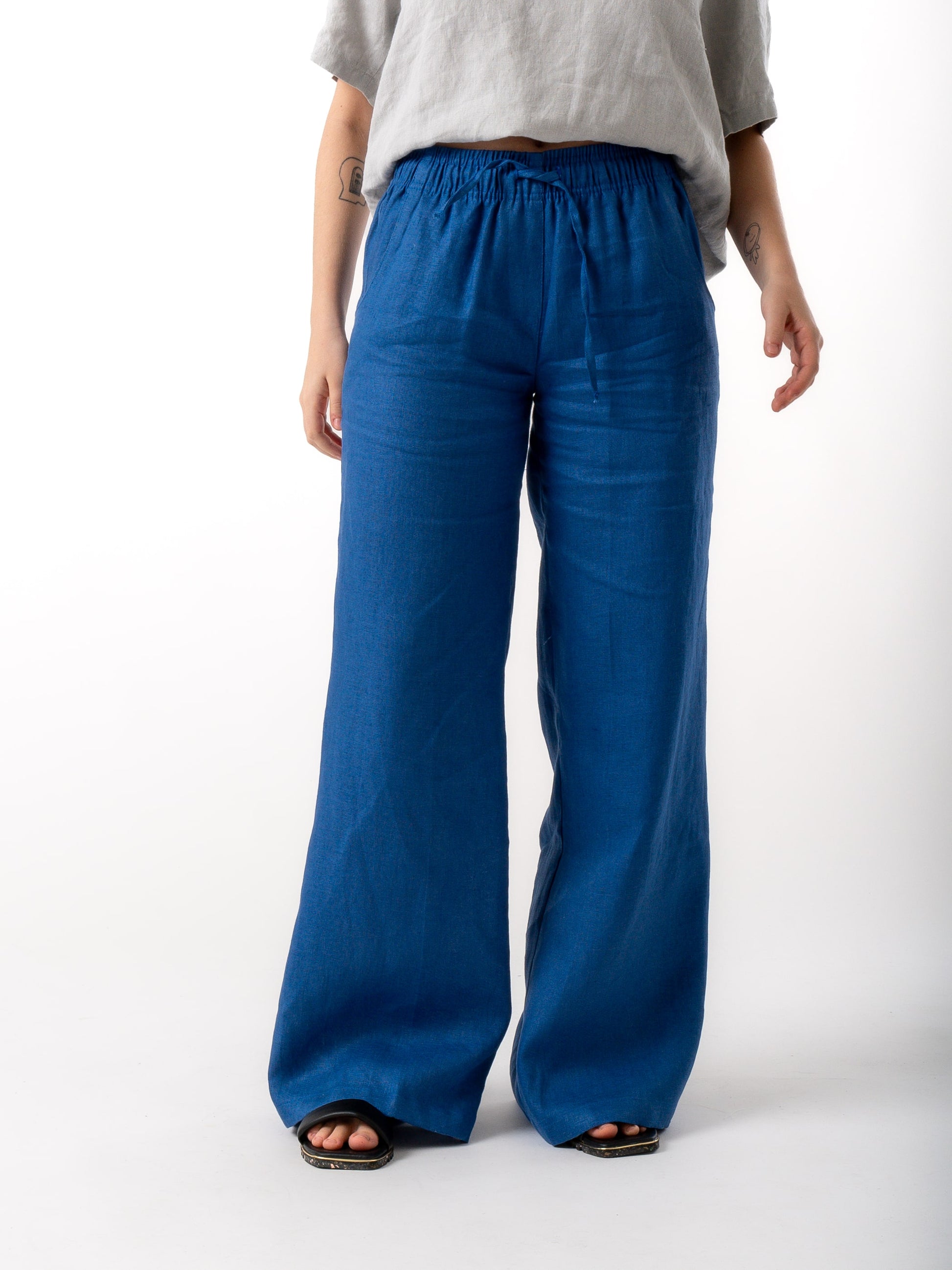 woman wearing blue linen pants