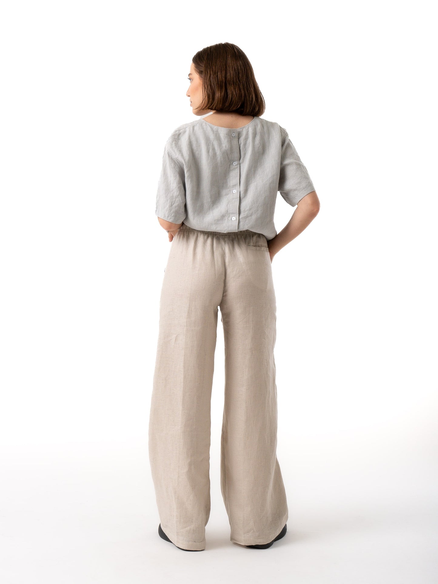 woman wearing beige linen pants