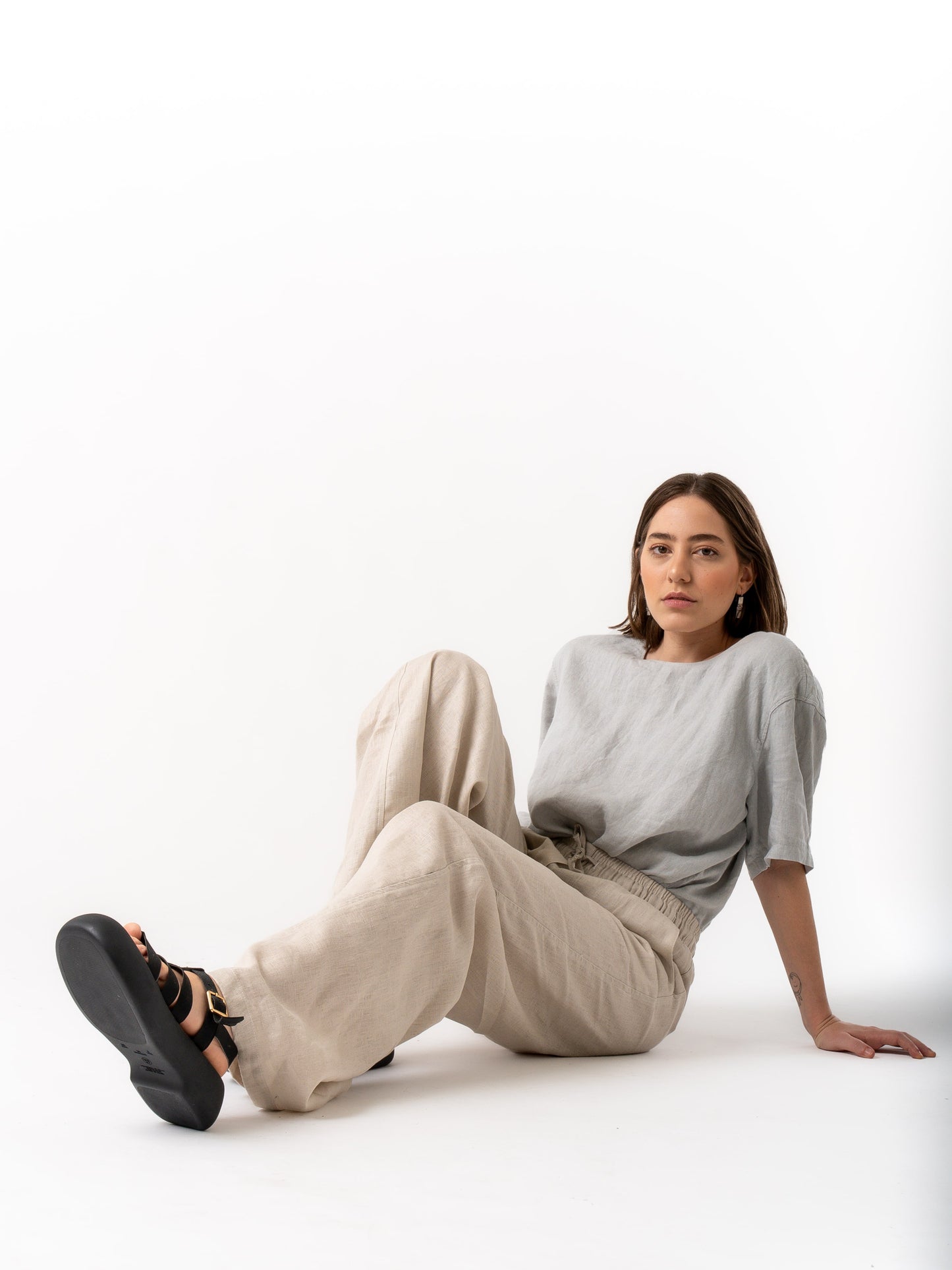 woman wearing beige linen pants