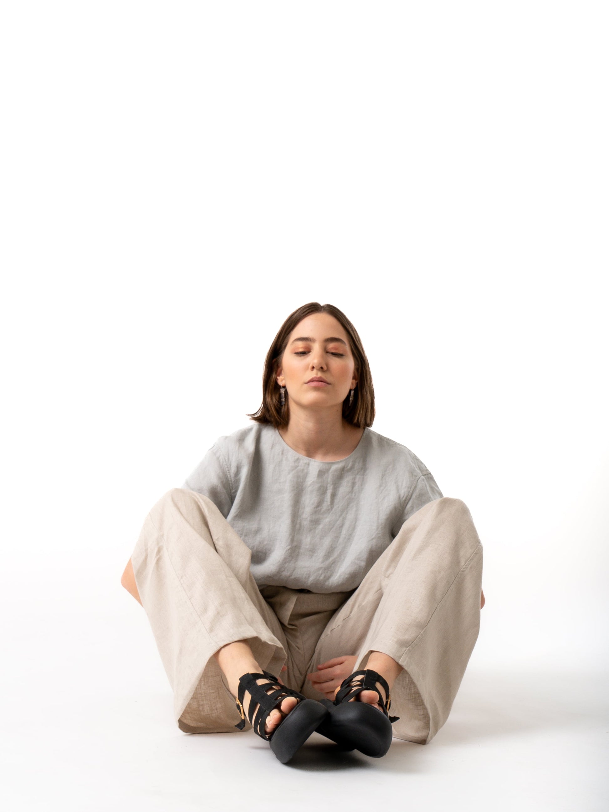 woman wearing beige linen pants