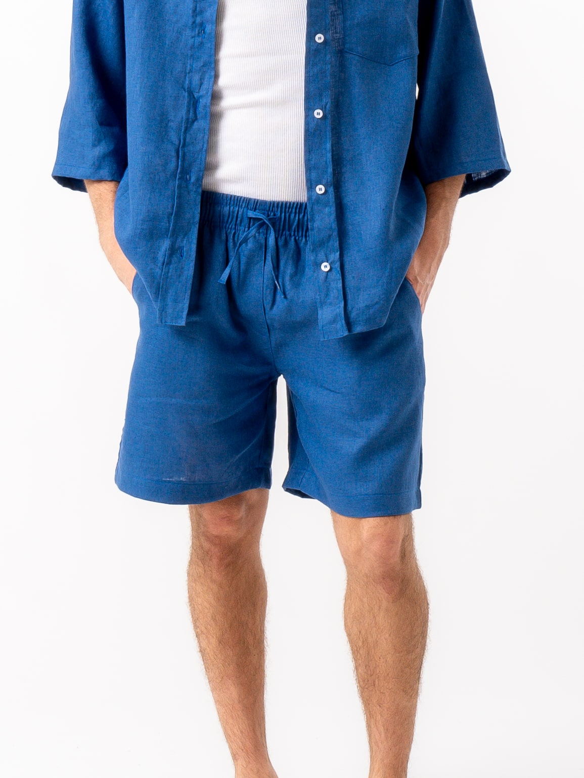 Man wearing high quality linen shorts in blue